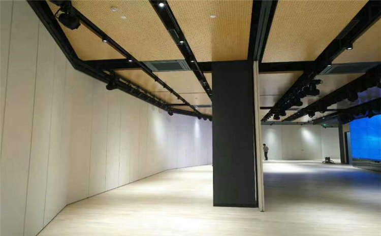 建一個私人室內木地板籃球場
