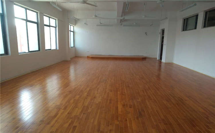 柞木羽毛球館木地板廠家哪家好？