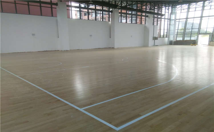 22厚NBA籃球場(chǎng)木地板怎么翻新