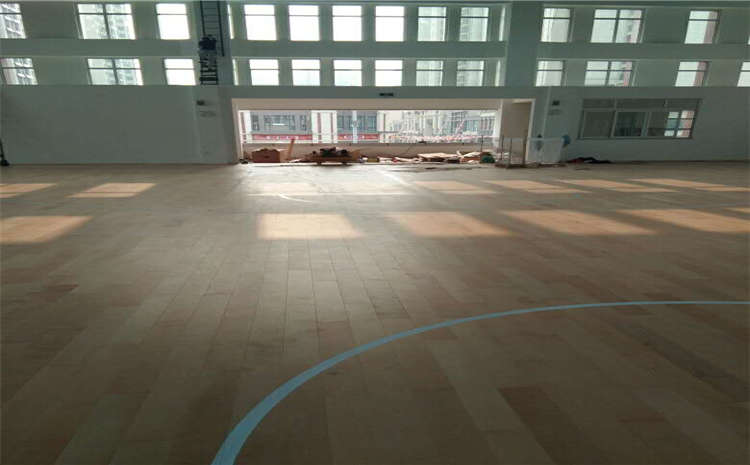 羽毛球館地面用什么材料好