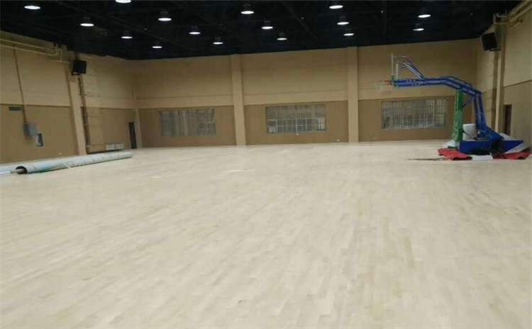 室內籃球場地板用什么材料