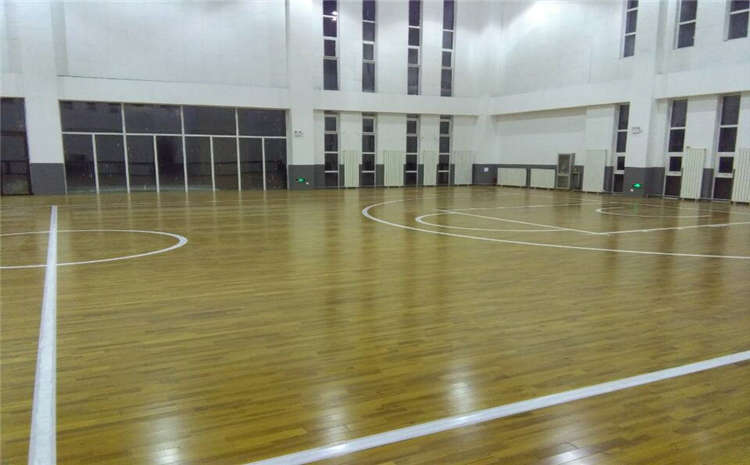 體育館木地板變色